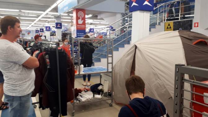 В брянском «Спортмастере» одежду примеряют в туристических палатках