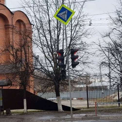 В Брянске на Красноармейской забор рухнул на тротуар возле остановки