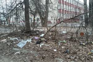 В Брянске школа №53 утонула в грязи и мусоре