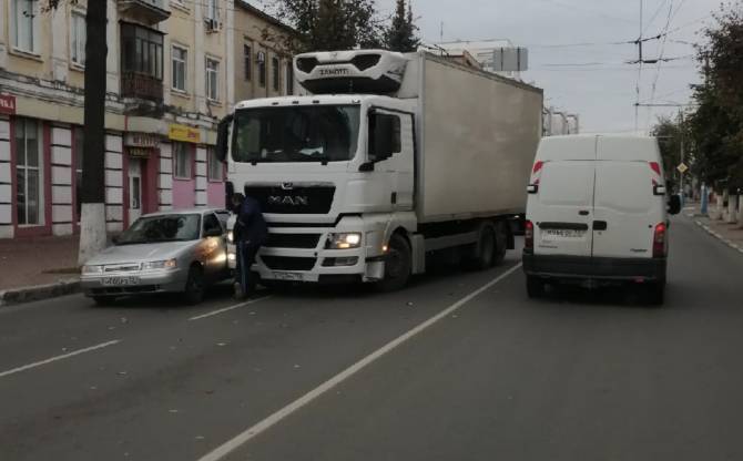 В Брянске из-за ДТП с фурой на Фокина образовалась пробка 