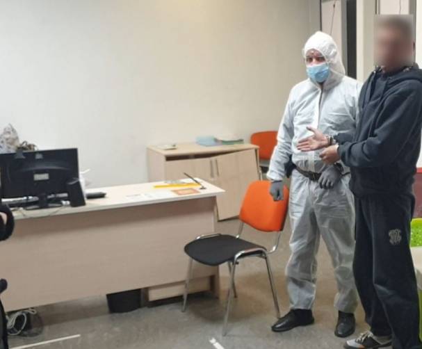 Уголовник из Дятьково ради подарка женщине ограбил офис микрозаймов в Брянске