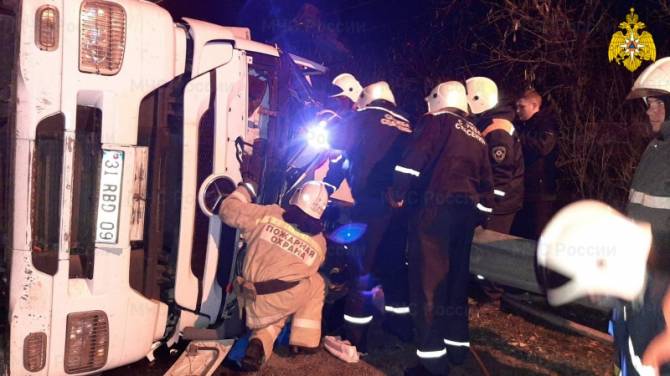 В Карачеве перевернулся грузовик: есть пострадавший