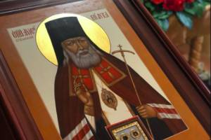 В Карачеве больнице подарили икону святителя Луки