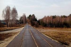 В Климовском районе разрушается по швам дорога из плит