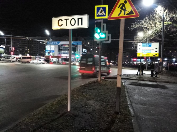 Перед светофором убрали лишний знак стоп-линии