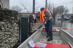 В Брянске из затопленного дома эвакуировали женщину