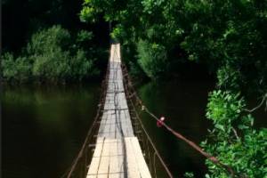 В Хотылево жители отремонтировали живописный подвесной мост