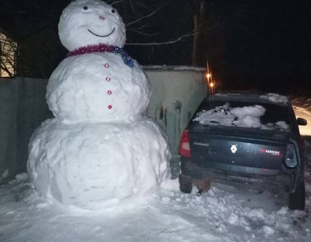 В Брянском районе слепили трехметрового снеговика