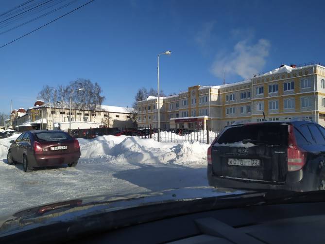 Власти Брянского района сэкономили на уборке снега возле поликлиники 