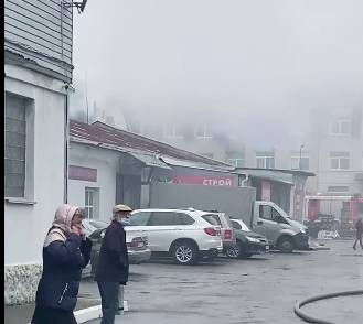 В Брянске загорелось здание на улице Советской