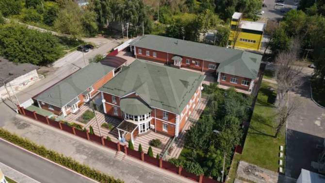 В Брянске владелец окруженного высотками особняка решил продать его за 310 миллионов рублей