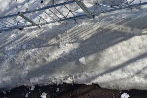 В Брянске на тротуар по Клинцовской рухнули ледяные глыбы