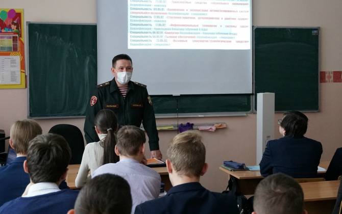 Брянским школьникам рассказали о профессии военнослужащего