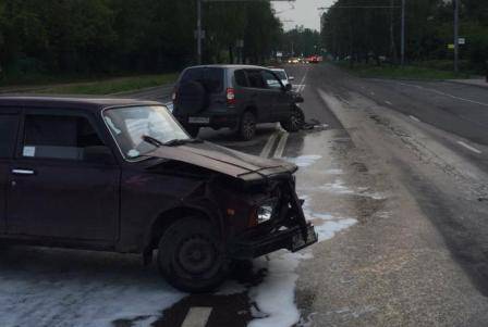 В Брянске на Крахмалева столкнулись две легковушки: ранен 36-летний водитель