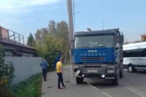 В Брянске летевший на пешеходов грузовик остановила электроопора
