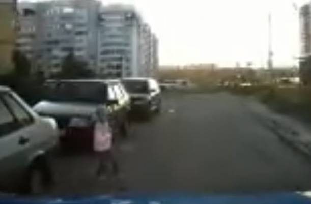 В Брянске водитель чудом не сбил выскочившую перед ним девочку