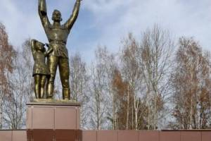 В Новозыбковском районе отремонтировали скульптуру воина с девочкой