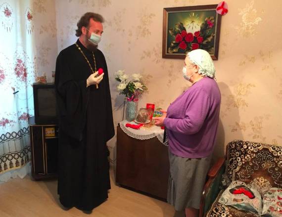 В Карачевском районе священники поздравили пенсионерок с праздником Антипасхи
