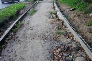 В Брянске затянувшийся ремонт превратил тротуар в полосу препятствий