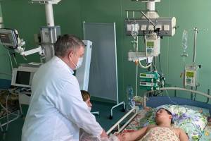 Брянский губернатор навестил в больнице раненого диверсантами 10-летнего Федора