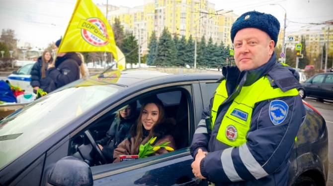 В Брянске полицейские поздравили женщин за рулем