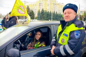 В Брянске полицейские поздравили женщин за рулем