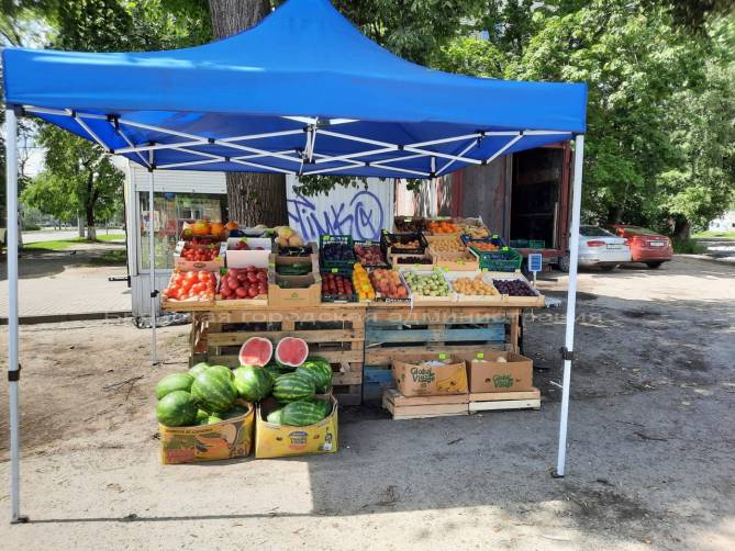 В Брянске на «Мечте» убрали незаконную палатку с овощами и фруктами