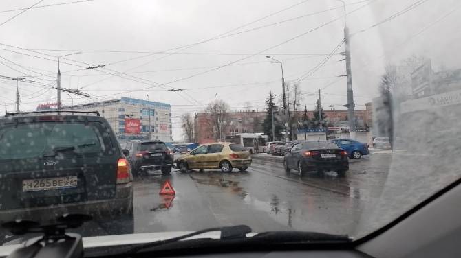 В Брянске на «Полтиннике» разбились два автомобиля