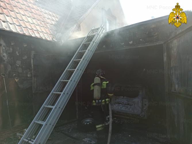 В брянском селе Супонево сгорел гараж с автомобилем