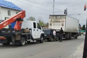 В 10 микрорайоне Брянска столкнулись грузовик, автокран и «Нива»