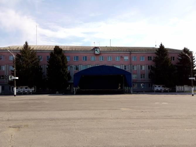 Жители Новозыбкова посетовали на отсутствие знамени Победы на мэрии