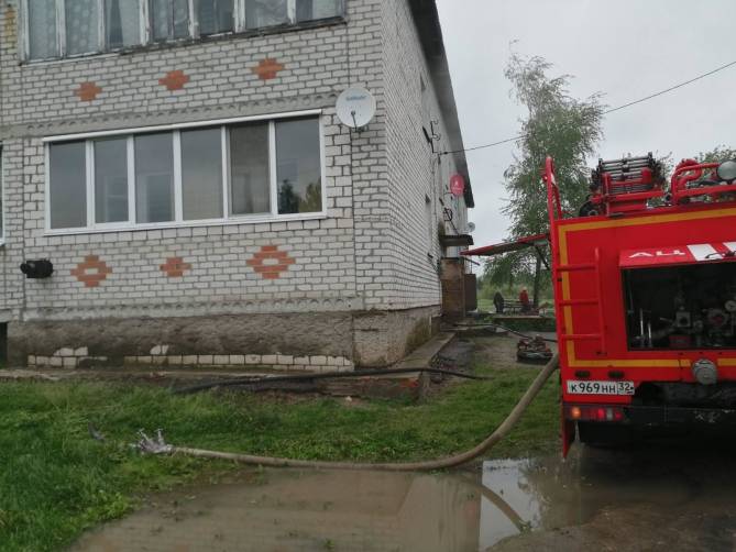 Под Новозыбковом из горящей квартиры спасли человека