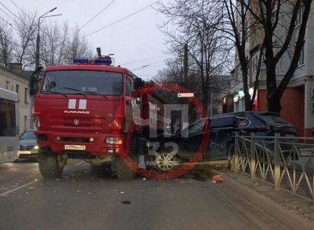 В Брянске иномарка не проскочила перед пожарной машиной