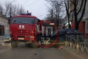 В Брянске иномарка не проскочила перед пожарной машиной