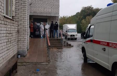 В Брянске пациентам диагностического центра пришлось ждать очереди под дождем