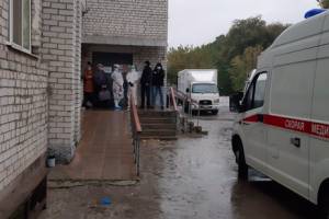 В Брянске пациентам диагностического центра пришлось ждать очереди под дождем