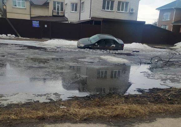 В Брянске такси утонуло в легендарной луже на улице Медведева