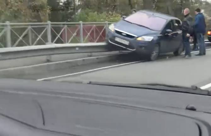 В Карачеве водитель легковушки оседлал «отбойник»