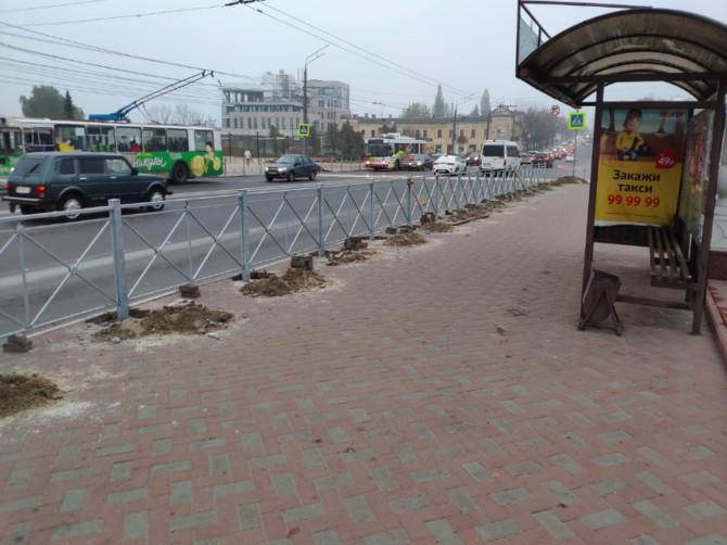 В Брянске новый забор на набережной перекрыл остановку автобусов