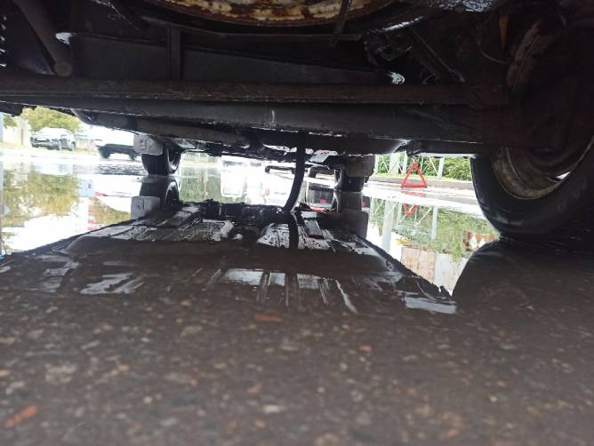В Брянске автомобилист изуродовал колёса на убитой дороге