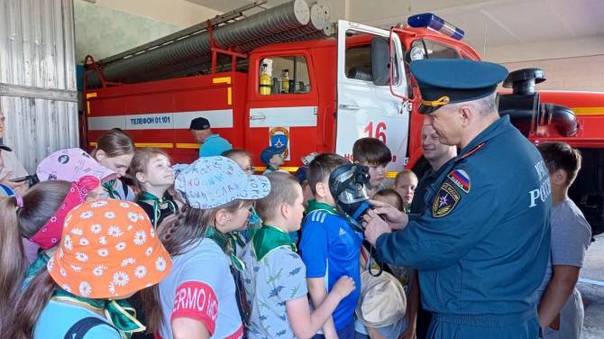 Брянские спасатели учат детей тушить пожары