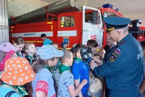 Брянские спасатели учат детей тушить пожары