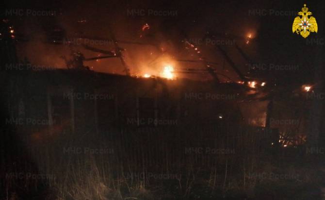 В Клетне на улице Чкалова сгорел жилой дом