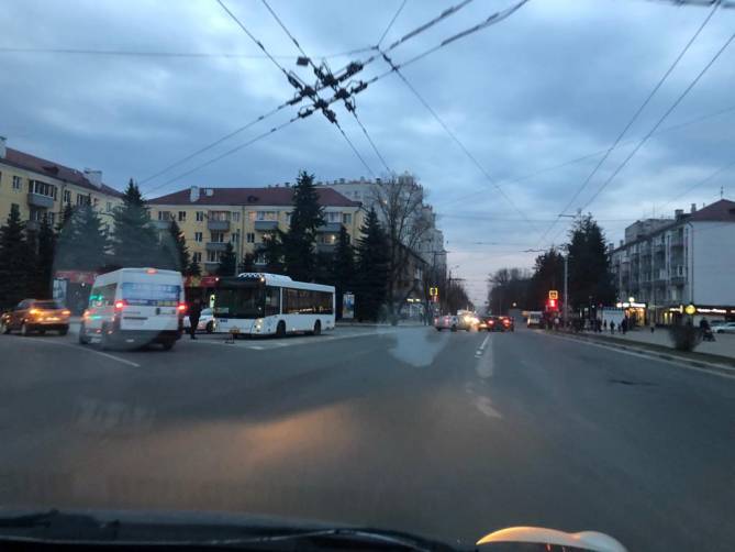 На Площади Партизан в Брянске рейсовый автобус попал в ДТП
