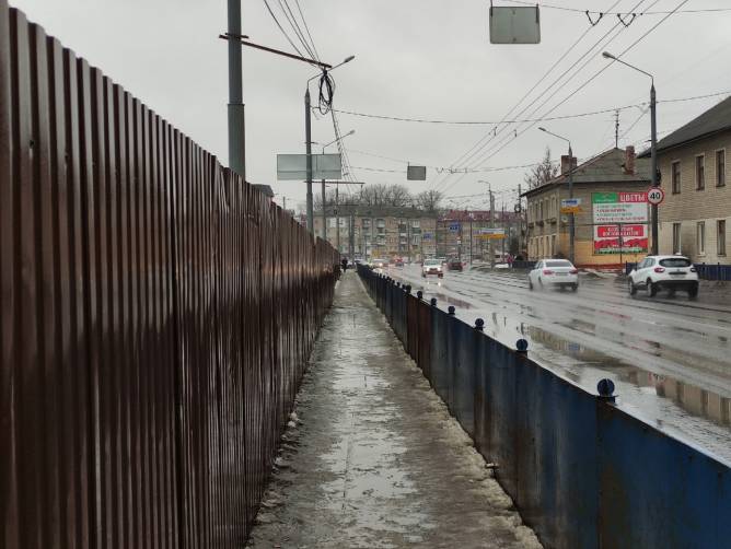 В Брянске тротуар на Станке Димитрова превратился в длинную лужу