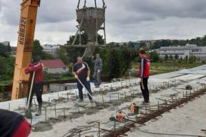 В Брянске началось омоноличивание швов межпролетных балок моста на набережной