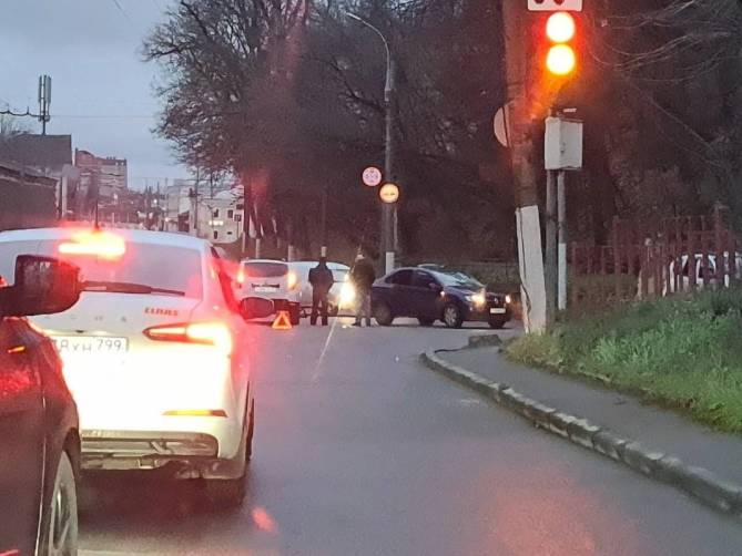 В Брянске на улице Калинина из-за ДТП образовалась пробка