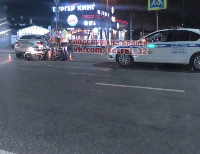 В Брянске возле автовокзала легковушка сбила мотоциклиста