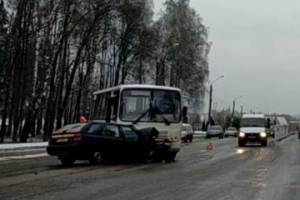 В Клинцах лобовое столкновение автобуса и легковушки обошлось без пострадавших