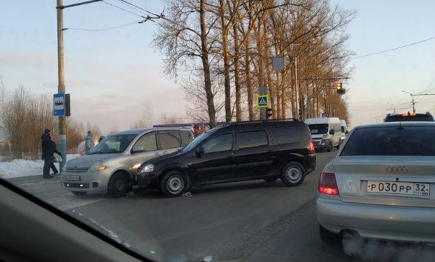 В Брянске участники ДТП перегородили дорогу у «Аэропарка»
